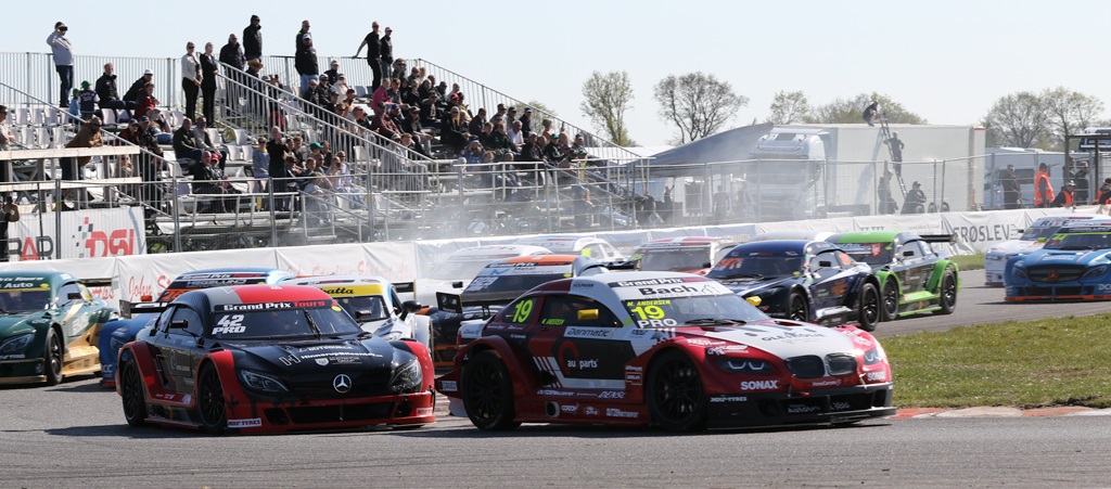 Den forsvarende 2025 mester Martin Andersen i front af det store Super GT felt.
(Foto: Motorsporten.dk)